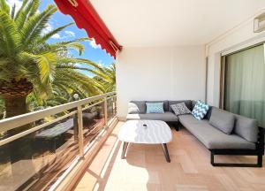 Charming two bedrooms, sea view, private parking, beach within walking distance