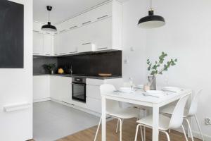 Modern Apartment with Parking and Workspace by Noclegi Renters