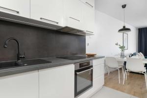 Modern Apartment with Parking and Workspace by Noclegi Renters