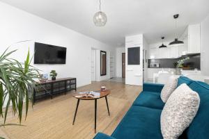 Modern Apartment with Parking and Workspace by Noclegi Renters