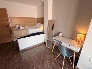 Balcony room with AC near Alicante center