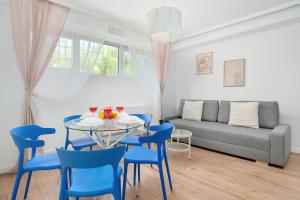 Bright Apartment in the City Centre Family City Break by Noclegi Renters