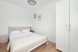 Bright Apartment in the City Centre Family City Break by Noclegi Renters