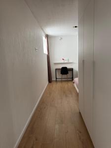 The Modern Center Flat - Steps to Shopping and Smiltyne Ferry
