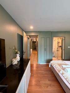Whole Floor, 3 Bed 3 Bath, 1 min to BTS Prompong