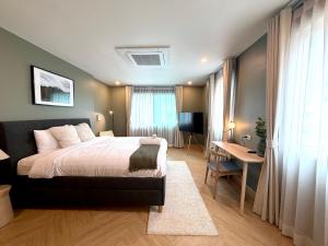 Whole Floor, 3 Bed 3 Bath, 1 min to BTS Prompong