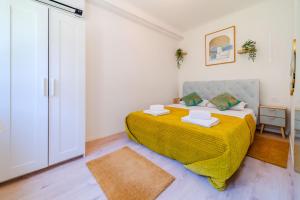Quiet Corner Apartment in the City Center - Happy Rentals