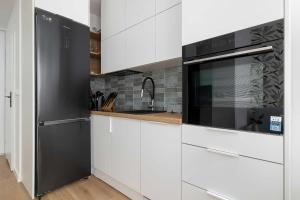 Stylish Apartment with a Balcony and a Workspace by Noclegi Renters