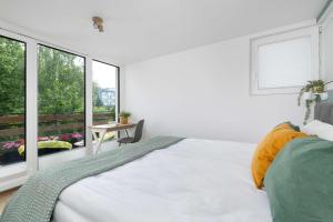 Stylish Apartment with a Balcony and a Workspace by Noclegi Renters