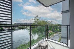 Cassia 2 BR Lake&Road View apt by NLA