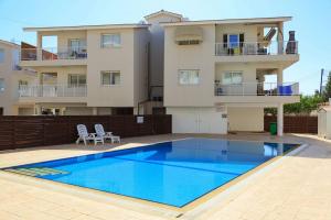 Spacious 2-BR Apt, Close to the Beach