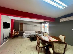 Spacious 2-BR Apt, Close to the Beach