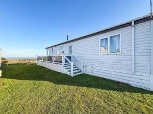 Stunning 6 Berth Lodge With Full Sea Views In Suffolk Ref 68007Cr