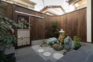 鶴Inn 贅沢な和モダン一軒家 鶴橋駅徒歩5分 難波 梅田 天王寺 関西空港 奈良へ直通 瑠璃居