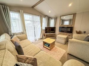 Beautiful 6 Berth Caravan, Nearby Beach In Suffolk Ref 68016Bs
