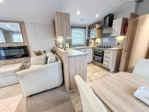 Beautiful 6 Berth Caravan, Nearby Beach In Suffolk Ref 68016Bs