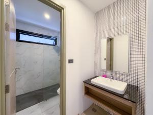 Modern 4-Bedroom in Patong Private Pool Holiday Villa Core Resort Area Sleeps 8 People Walking Distance to the Beach and Nightlife Area