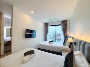 Modern 4-Bedroom in Patong Private Pool Holiday Villa Core Resort Area Sleeps 8 People Walking Distance to the Beach and Nightlife Area
