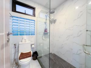 Modern 4-Bedroom in Patong Private Pool Holiday Villa Core Resort Area Sleeps 8 People Walking Distance to the Beach and Nightlife Area