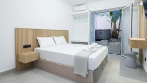 Salomi Suite with outdoor Jacuzzi