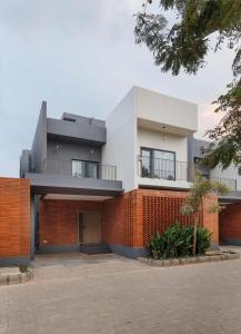 The Grove Rosewood by Red Olive3BHK10min Airport