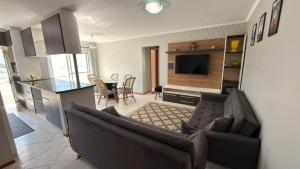 Cód 77 - Apto com 3 dorm e vista mar no Corsário