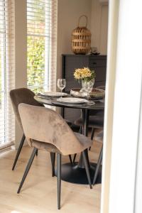 VELUWE MODERN CHALET VOORTHUIZEN - On Park With Community Swimming Pool, Restaurant and Bowling - Comfortable and Great Stay for Perfect Getaway