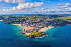 Central Falmouth Townhouse | Near National Maritime Museum & Beaches | Parking