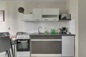 Mostek 246 - Grey & Flowers by Grand Apartments