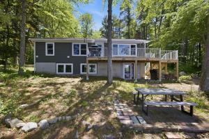Lakeside Escape on Crescent Lake with Sauna Fire Pit