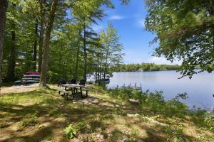 Lakeside Escape on Crescent Lake with Sauna Fire Pit
