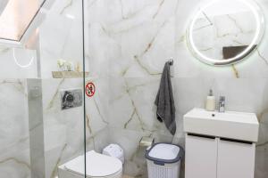 Seafront one bedroom apartment! Free Parking &Wifi