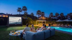 VACATION MARBELLA I Villa Milka, Frontline Golf, Giant Private Heated Pool, Close to High-end Restaurants, 8min Puerto Banus, Cine Room
