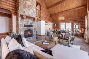 Chalet Rougeaud Cozy Waterfront Chalet with Hot Tub and Fire Pit