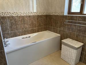 Sunny Bank - Bungalow in Carmarthenshire with hot tub and extra accessibility, A firm family favourite