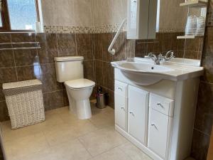 Sunny Bank - Bungalow in Carmarthenshire with hot tub and extra accessibility, A firm family favourite