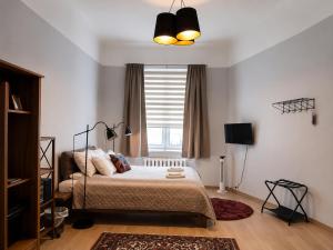 Old Town Hideaway - 3BR APT Sleeps 7 - for Groups & Families