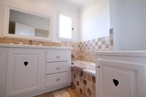 Air-conditioned villa with pool Mouries Alpilles sleeps 8