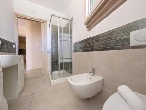 -Cortile privato- AC fronte mare 8 posti
