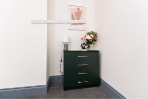 Modern 4BR Contractor Stay in Darlington