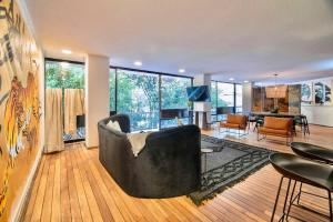 Beautiful Curated and Designed Flat plus Great Balcony