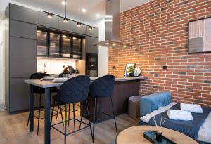 Rentero 10 minutes Charles bridge modern apartment