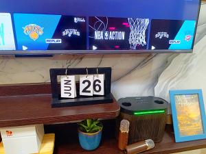 Condo Staycation near SM Bicutan & Airport with 3 pools, 50"TV, Smart Projector, Soundbar & Karaoke