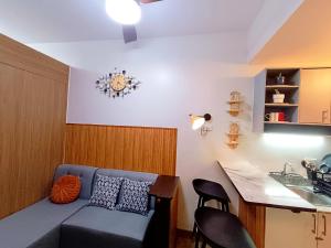 Condo Staycation near SM Bicutan & Airport with 3 pools, 50"TV, Smart Projector, Soundbar & Karaoke