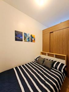 Condo Staycation near SM Bicutan & Airport with 3 pools, 50"TV, Smart Projector, Soundbar & Karaoke