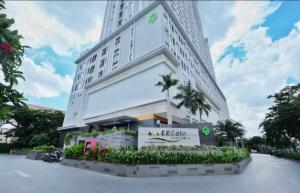 RiverGate Apex Suites Free Pool