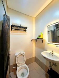 Condo Staycation near SM Bicutan & Airport with 3 pools, 50"TV, Smart Projector, Soundbar & Karaoke