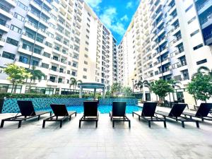 Condo Staycation near SM Bicutan & Airport with 3 pools, 50"TV, Smart Projector, Soundbar & Karaoke