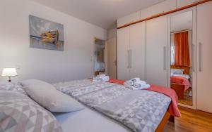 Sunshine Apartment Medulin , seafront terrace, free parking & pet friendly
