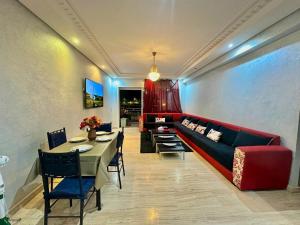 Spacious 2 bedrooms Apartment steps to the beach